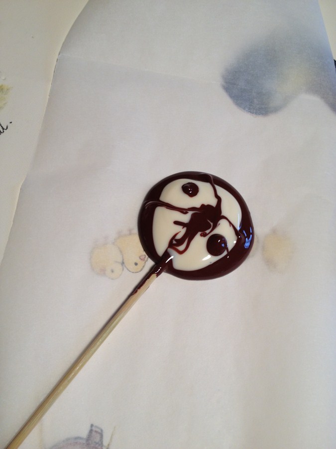 preparando piruletas de chocolate